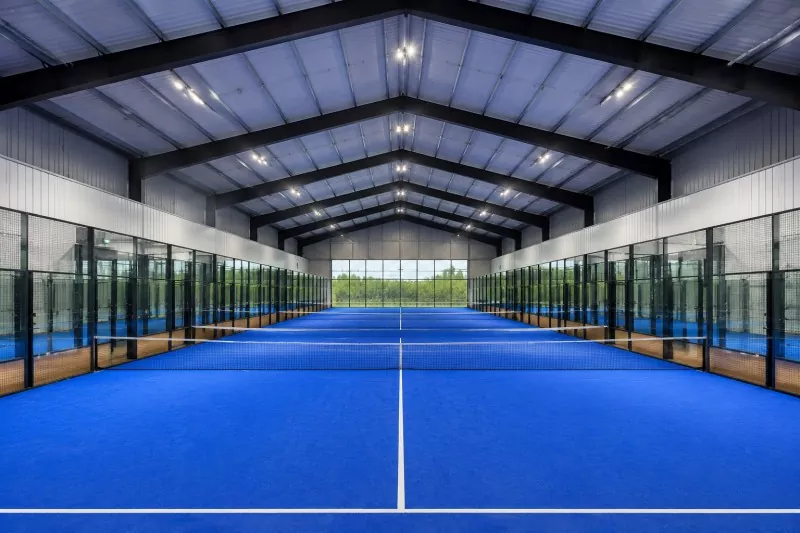 Staalraam binnenshuise Padelhofkonstruksie